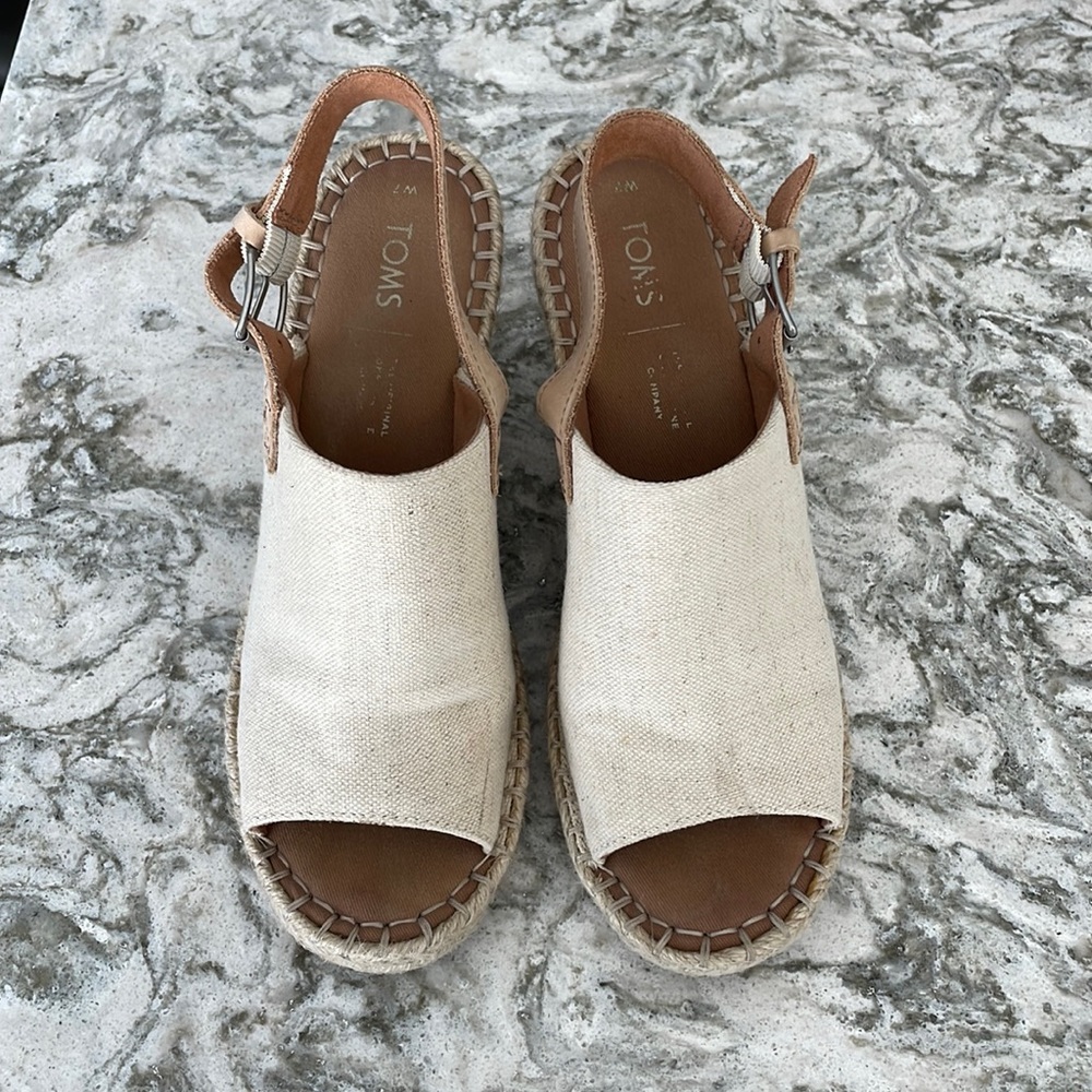 Toms Monica wedge espadrille sandal. Off white/tan. Size 7